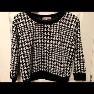 Large almost famous houndstooth long sleeved top.